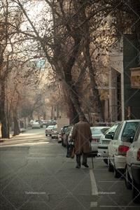 تصویر با کیفیت پیر مرد تنها در خیابان